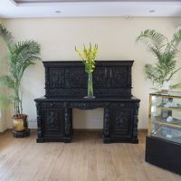 ロビー横のカフェ。アンティーク調の家具とケーキが並ぶケース。