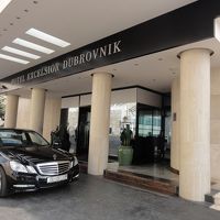 ホテル玄関には、やはりこの車が似合う