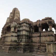 広い敷地にぽつんとたたずんでいます