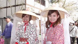 武家屋敷売店の可愛い和服看板娘