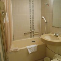 広めのユニットバスです