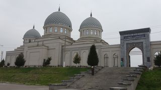 クカルダシュ・メドレセの裏手にあるモスク