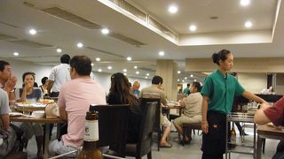 日本人に大人気のプーパッポンカリーが有名なレストラン、地下鉄駅の前に位置。