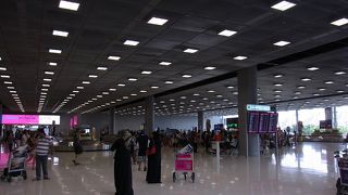 広大な国際空港、鉄道ができ便利になった。