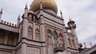 内部まで見学できるモスクは珍しい。