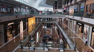 マリーナベイサンズにある巨大なショッピングセンター