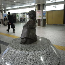 赤い靴はいてた女の子像 (JR横浜駅)