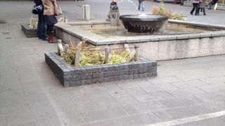 地味な噴水…