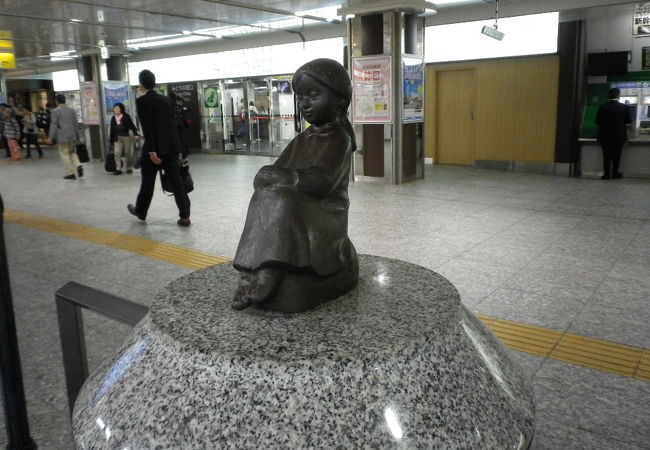 赤い靴はいてた女の子像 (JR横浜駅)