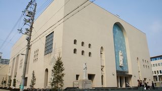 大阪カテドラル聖マリア大聖堂が建っています