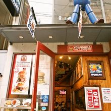 お店入口。オブジェが目印。