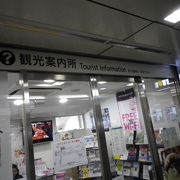 東急東横線の乗り換え階段付近にあります。