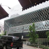 ホテルの軒先からのシアトル・パブリック・ライブラリ