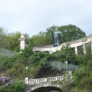 ゲッレールトの丘からブダペストの街を見守る像
