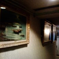 絵画の多い廊下