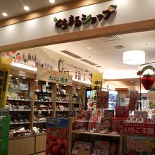 餃子やイチゴなど、名物が勢ぞろいです。