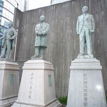 道路側から初代会頭の五代友厚、七代会頭の土居通夫、稲畑勝太郎