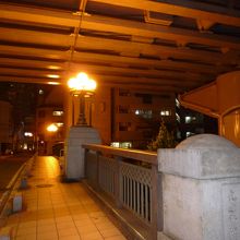 上には阪神高速が通る