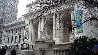 ライオン像が目印