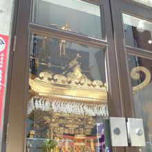 御神輿が飾られている。