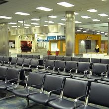 新しくきれいな空港でした