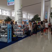 通路の脇にも店が並びます