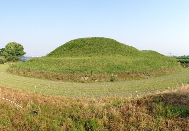 佐賀の田園地帯にある古墳