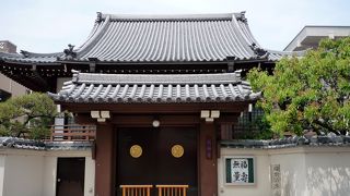 適塾を開設した緒方洪庵の墓所