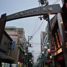狭い通りに繊維関係のお店が連なる