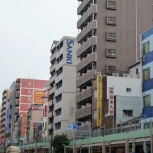 おもちゃやお菓子の店が多い