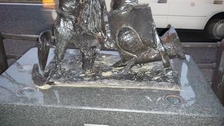 赤い衣装を着せられて全国的に有名に