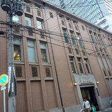 外観は装飾が少ない