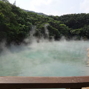 温泉の湯気がもくもくと