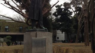 有名な野口英世の像…