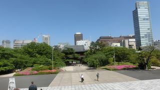 芝公園内に展開する広大な寺院、散策に快適