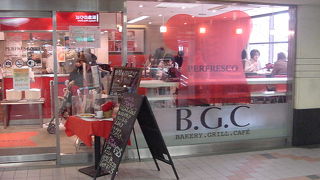 駅ナカの明るいお店です