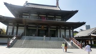 西方浄土を向く本堂