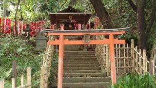 芝丸山古墳の中にあります。