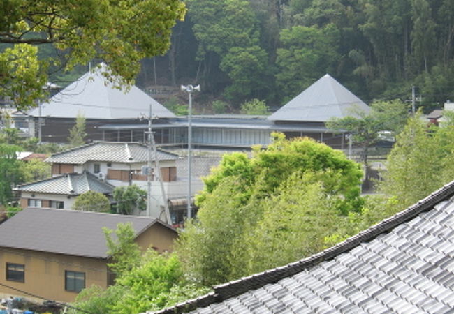 仏像群も展示の仕方も秀逸な美術館