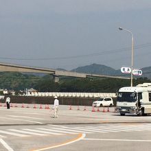 こちらの橋を渡ってきました〜