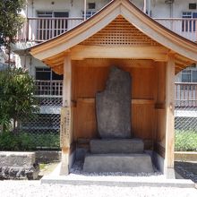 祠に守られています