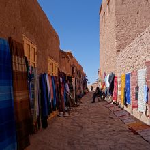 アイト・ベン・ハッドゥ内には土産物店がたくさん。