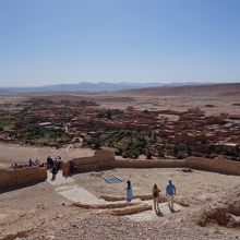 砂と土の世界とオアシス、絶景です。頂上までは約15分くらい。