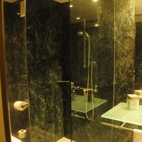 ガラス扉はどうしても床をビショビショに。