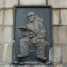 おでこが特徴的