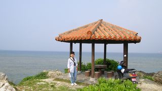 竹富島を正面に綺麗な海を見渡す