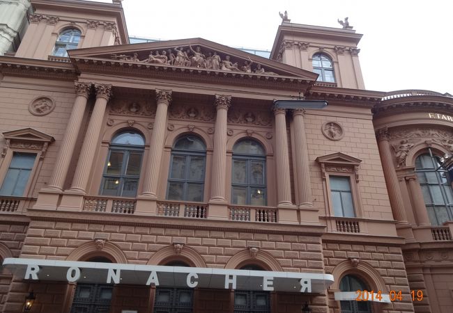 立派な劇場です