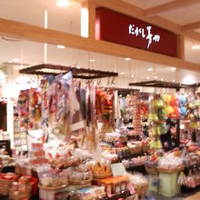 天井ギリギリまで商品がつり下がっているので、頭上注意。