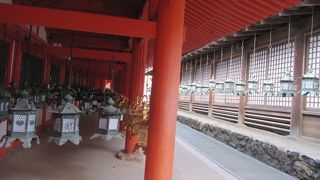 赤い社殿が特徴的