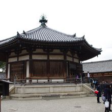 聖徳太子の等身像と言われる救世観音像を安置する八角円堂